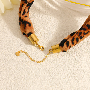 1 Foulard En Soie À Imprimé Léopard Avec Pendentif Cœur En Acier Inoxydable Étanche, Collier Pendentif Femme h5 Image4