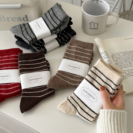 1 paire de chaussettes en coton polyvalentes à rayures colorées pour femmes