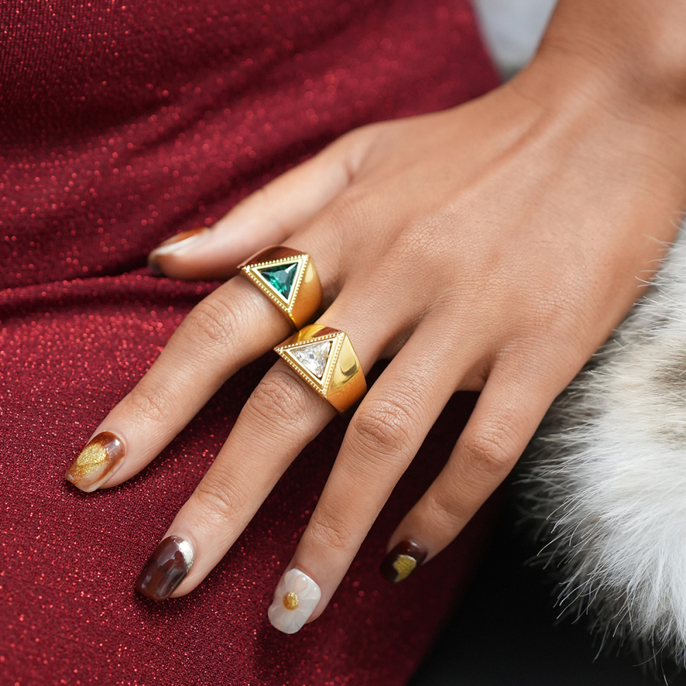Bague Femme Triangulaire En Acier Inoxydable, Étanche, Couleur Or, Avec Zircon. Image4