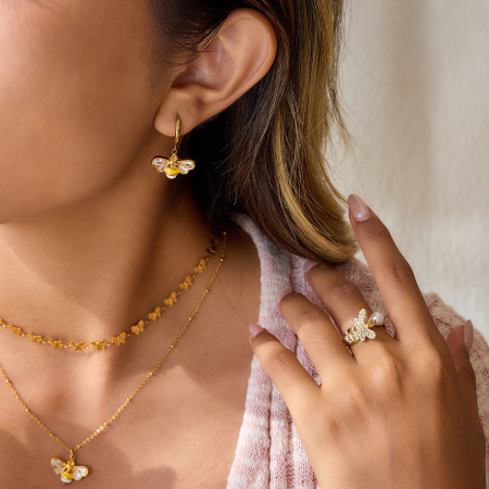 1 paire de colliers pendentifs abeille exquis en acier inoxydable étanche couleur or avec zircon pour femmes