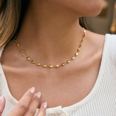 Collier chaîne femme simple et discret en acier inoxydable, couleur or, avec pendentif cœur discret.