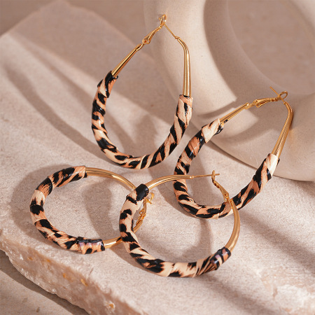 1 paire de boucles d'oreilles créoles en fer à imprimé léopard