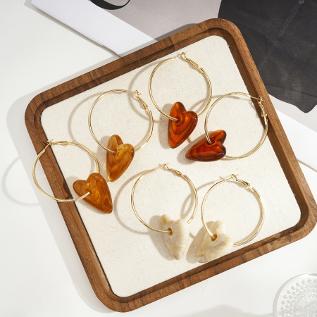 1 paire de boucles d'oreilles pendantes élégantes en acrylique uni en forme de cœur pour femme