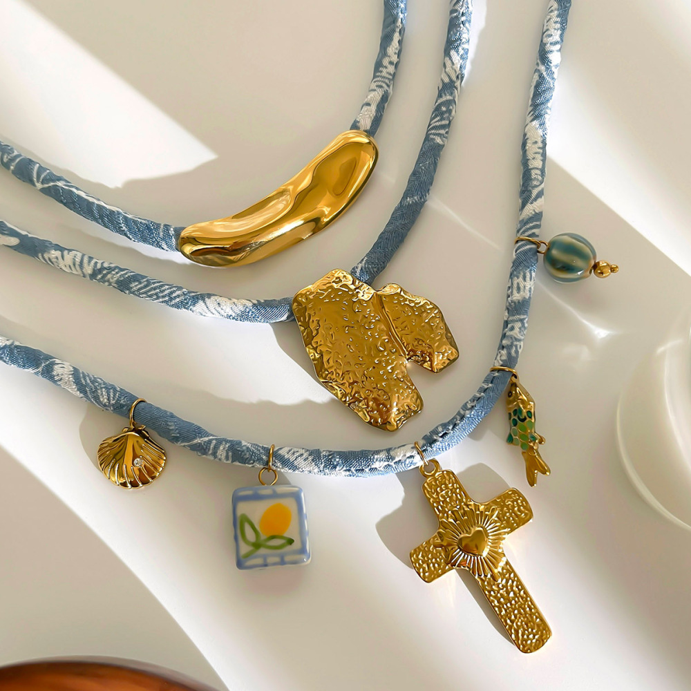 Collier En Tissu Avec Pendentif Croix Couleur Or (1 Pièce) Image3
