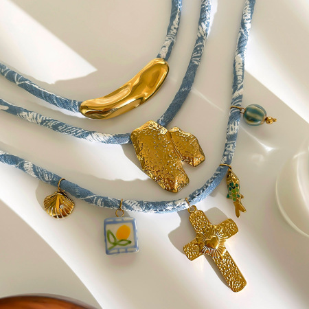 Collier en tissu avec pendentif croix couleur or (1 pièce) 2
