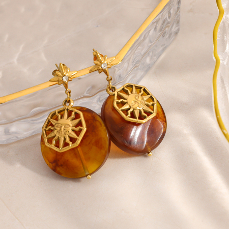 1 paire de boucles d'oreilles pendantes ethniques pour femme, motif soleil et étoile, en acier inoxydable étanche.
