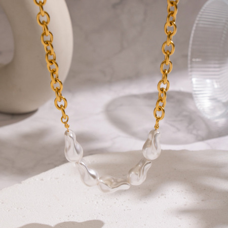 Collier en acier inoxydable doré, imperméable, avec une chaîne de perles (1 pièce).