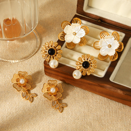 1 paire de boucles d'oreilles pendantes en acier inoxydable doré, imperméables, à motif floral