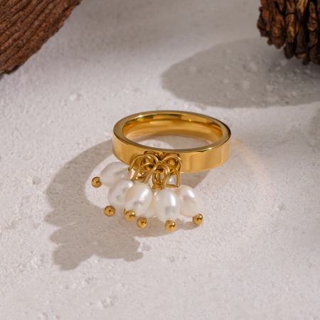 Bague élégante en acier inoxydable doré, imperméable, avec pompon et perle (1 pièce).