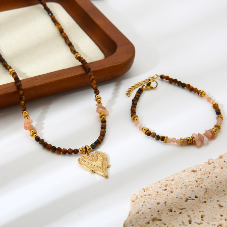 Ensemble de bijoux pour femme composé d'un ensemble de perles en forme de cœur irrégulières au style rétro, orné de pierres naturelles et de pierres dorées. 2