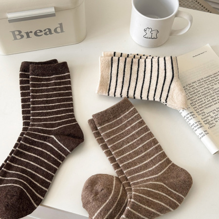 1 paire de chaussettes en coton polyvalentes à rayures colorées pour femmes 2