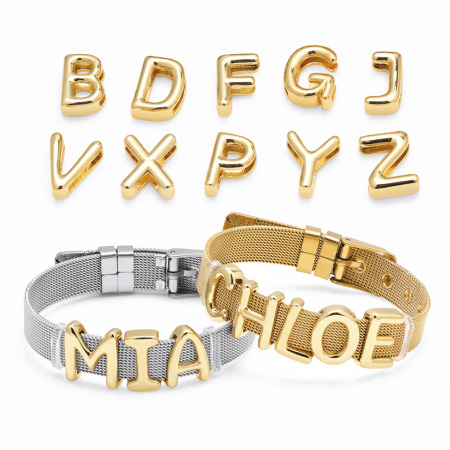 Bracelet en cuivre plaqué or 18 carats avec lettre intégrée à une chaîne en cuivre (1 pièce).