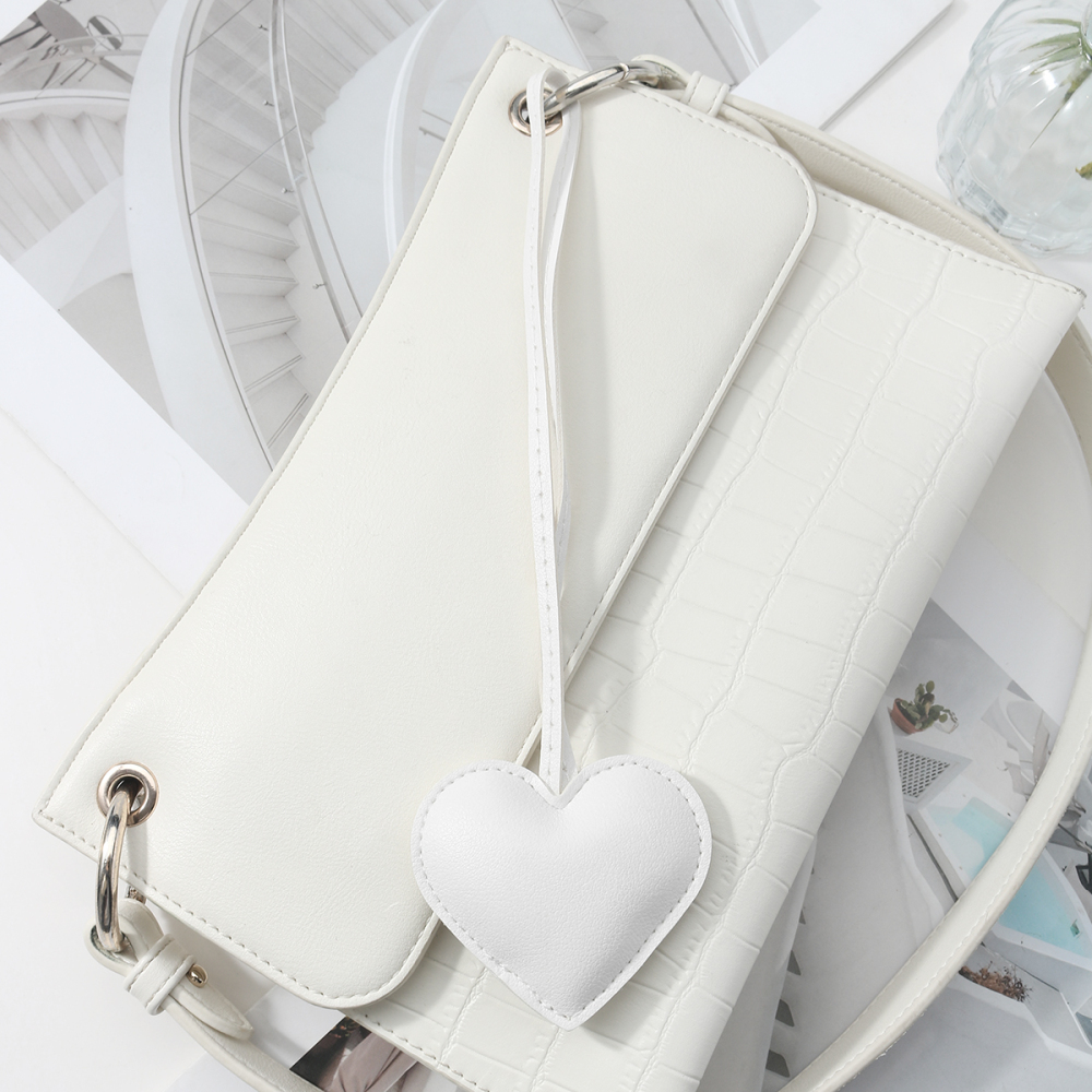 1 Breloque Pour Sac Femme En Cuir Uni Polychrome En Forme De Cœur Image5
