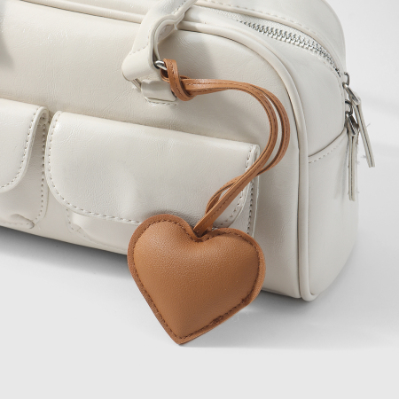 1 breloque pour sac femme en cuir uni polychrome en forme de cœur 2