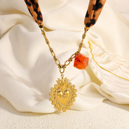 1 foulard en soie à imprimé léopard avec pendentif cœur en acier inoxydable étanche, collier pendentif femme 2