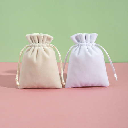 Pochette à bijoux en flanelle douce unie avec cordon de serrage (1 pièce)