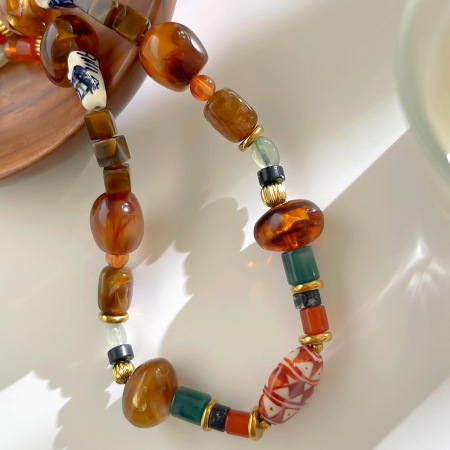Collier de perles en résine et pierre naturelle (1 pièce) 2