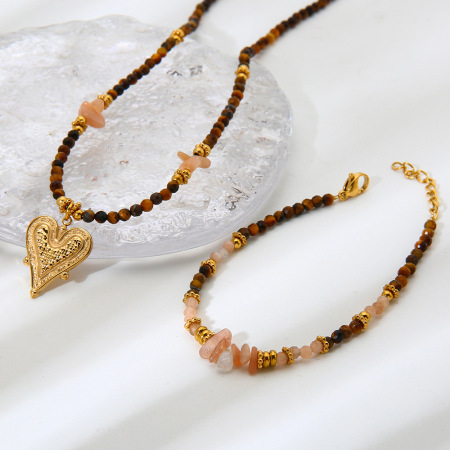 Ensemble de bijoux pour femme composé d'un ensemble de perles en forme de cœur irrégulières au style rétro, orné de pierres naturelles et de pierres dorées.