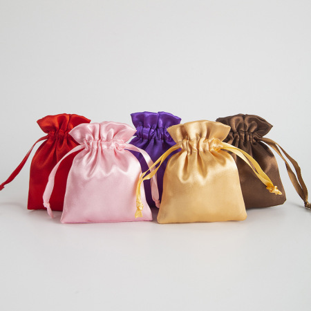 Pochette à bijoux à cordon en satin uni (1 pièce)