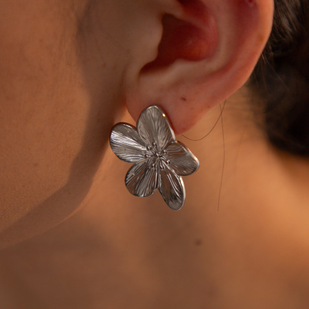 1 paire de boucles d'oreilles puces élégantes à fleurs en acier inoxydable étanches pour femmes 2