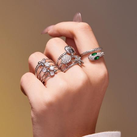 Bague pour femme en acier titane doré avec zircon et motif serpent étincelant (1 pièce).