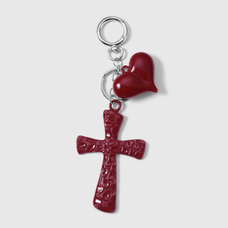 1 paire de breloques rétro en forme de cœur avec croix rouge vin
