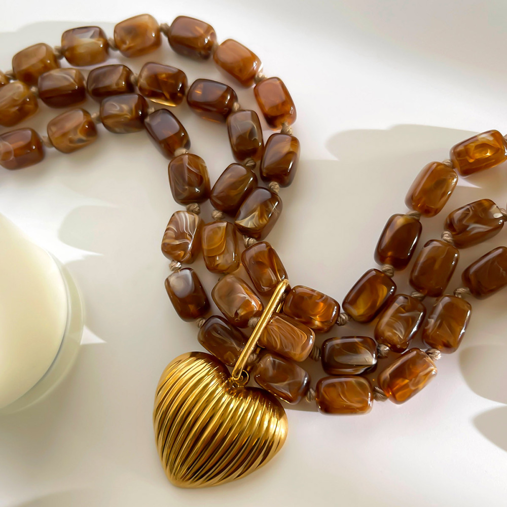 Collier À Plusieurs Rangs Avec Pendentif Cœur En Perles De Résine Dorées Image3