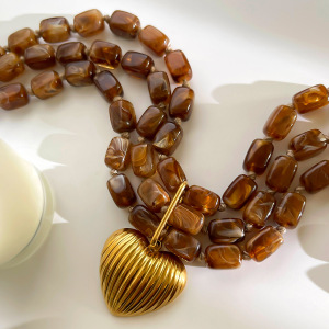 Collier À Plusieurs Rangs Avec Pendentif Cœur En Perles De Résine Dorées h5 Image3