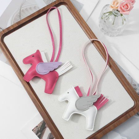 1 breloque de sac en cuir pour femme, motif poney et ailes mignons 2