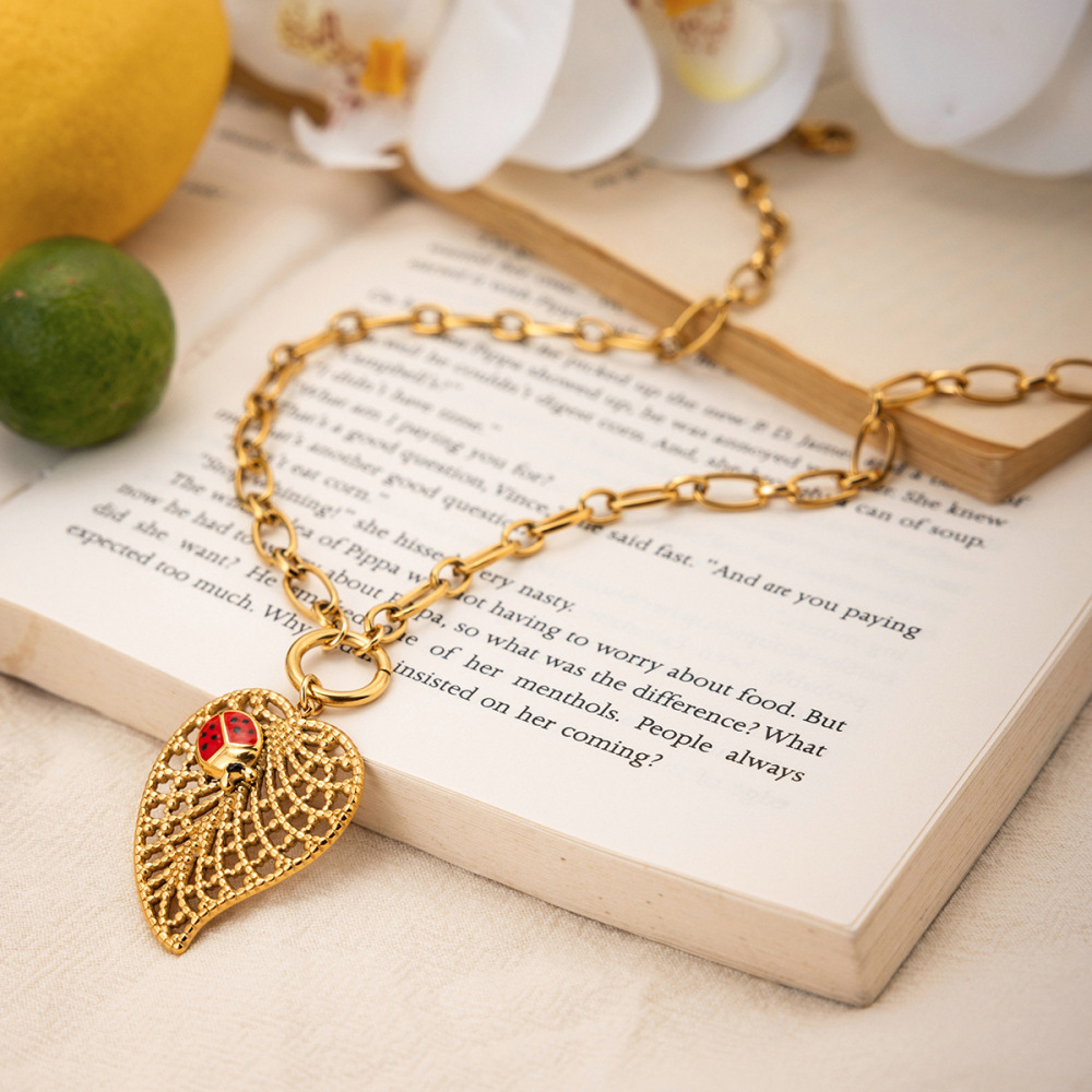 Collier Pendentif Femme Leaf&Beetle En Acier Inoxydable Étanche Couleur Or (1 Pièce) Image5
