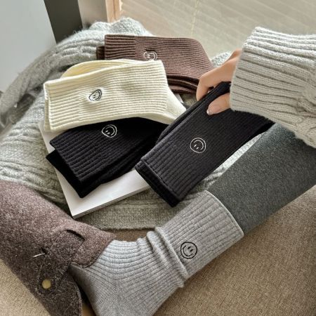 1 paire de chaussettes mi-mollet décontractées brodées d'un smiley