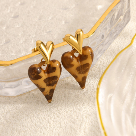 1 paire de boucles d'oreilles ethniques quotidiennes à motif léopard et cœur, en acier inoxydable étanche pour femme 2