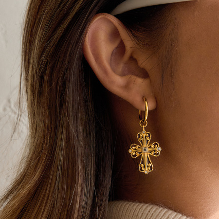 1 paire de boucles d'oreilles pendantes luxueuses en acier inoxydable doré, imperméables, avec croix.