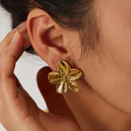 1 paire de boucles d'oreilles puces élégantes à fleurs en acier inoxydable étanches pour femmes