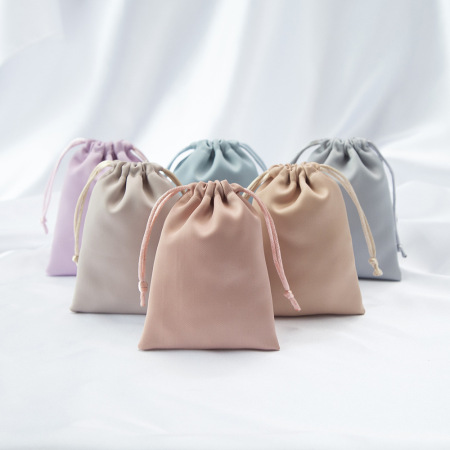 Pochette à bijoux à cordon en satin uni (1 pièce)