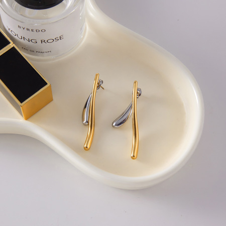 Boucles d'oreilles puces pour femme, couleur or et argent, en acier inoxydable étanche, portées au quotidien (1 paire). 2