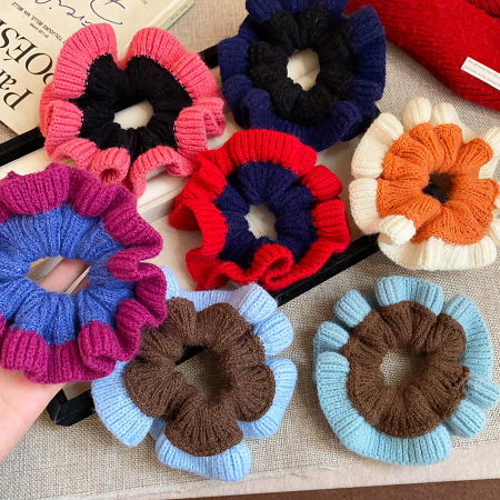 1 chouchou en forme de fleur de couleur assortie