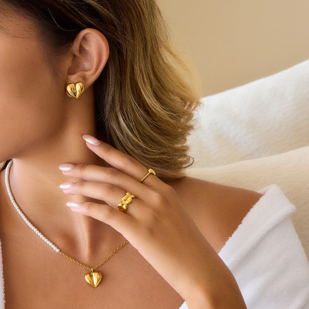 Boucles d'oreilles puces minimalistes en forme de cœur, en acier inoxydable étanche, couleur or, pour femme (1 paire) 2