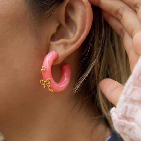 1 paire de boucles d'oreilles créoles romantiques en résine rose avec nœud papillon et couleur or pour femme