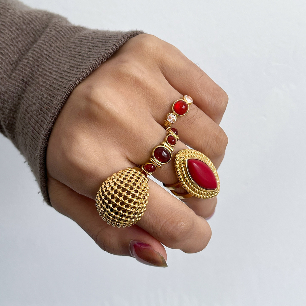 Bague Tendance En Acier Inoxydable Doré, Ornée D'Une Pierre Naturelle Rouge De Forme Irrégulière. Image4