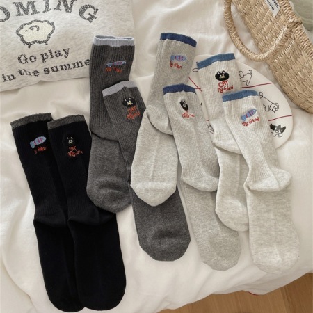 1 paire de chaussettes mi-mollet mignonnes en coton brodées de chatons, style écolière 2
