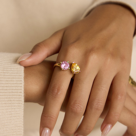 Bague pour femme en acier inoxydable doré, ornée d'un zircon et d'une goutte colorée.
