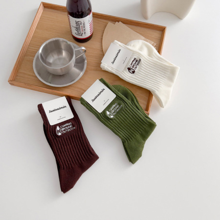 1 paire de chaussettes mi-mollet basiques en coton uni avec lettres brodées 2