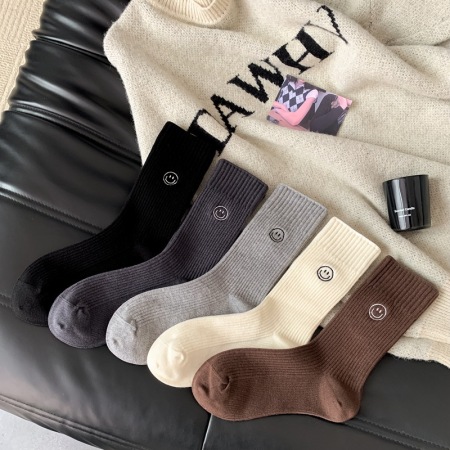 1 paire de chaussettes mi-mollet décontractées brodées d'un smiley 2
