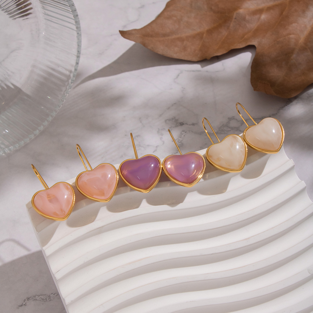 Boucles D'Oreilles Pendantes En Résine Dorée En Forme De Cœur (1 Paire) Image3
