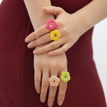 Bague tendance en acier inoxydable doré, ornée d'une fleur acrylique colorée (1 pièce). 2