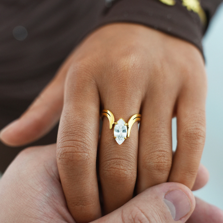 Bague imposante en acier inoxydable doré, forme irrégulière, étanche, avec zircon.