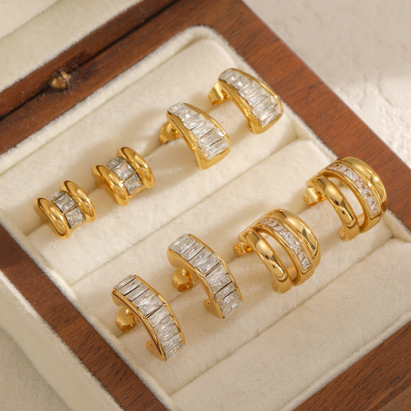 1 paire de boucles d'oreilles créoles en acier inoxydable doré, étanches, en forme de C, ornées de strass.