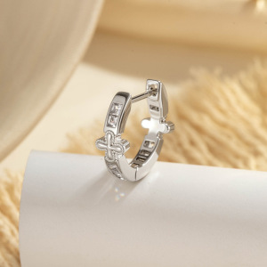 Boucles D'Oreilles Créoles Unisexes Modernes En Cuivre Et Zircon, Avec Croix (1 Pièce). h5 Image6