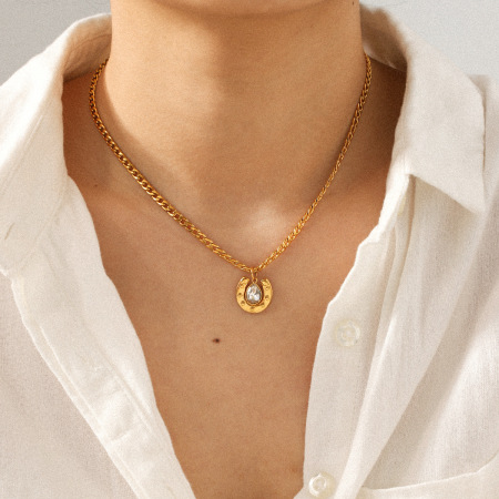 Collier pendentif en zircon en forme de U, couleur or, en acier inoxydable étanche (1 pièce)